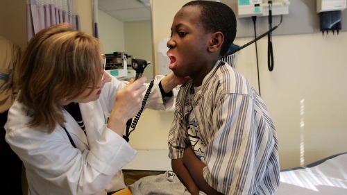 一名美国马萨诸塞州的医生在给患者做检查。