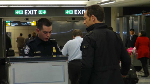 美国交通部民航局10月24日发布新闻稿表示，自26日起会配合美国实施强化飞美航班保安管控措施，对入境乘客进行更严格的检查。(16:9) 