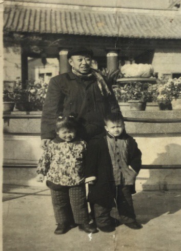 作者父亲带两个小孙逛汉口文化宫。