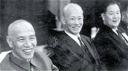 1954年蔣介石（左一）與陳誠（左二）合影。
