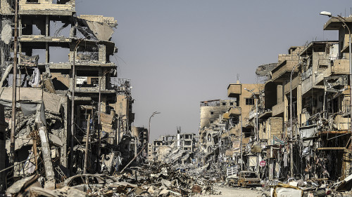 以美国为首的联军上周拿下恐怖组织ISIS首都拉卡市,现在的拉卡市已成一片废墟。
