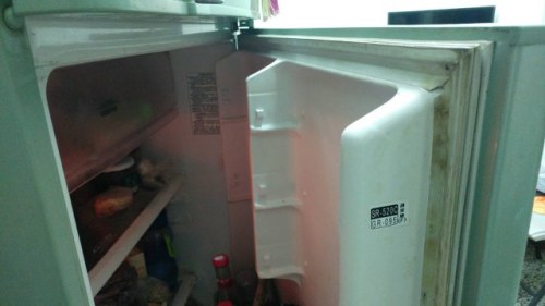 冰箱胶条松脱，门关不住，令人困扰。