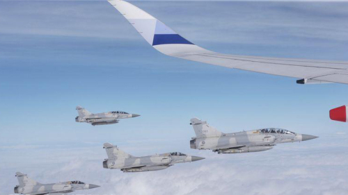 总统蔡英文28日出访太平洋友邦，总统专机起飞后由4架幻象2000战机伴飞。