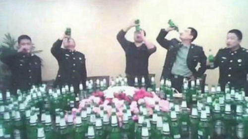 中共軍隊酗酒嚴重，軍隊戰鬥力備受質疑。