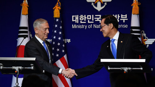 美国国防部长马提斯与韩国国防部长宋永武10月28日在韩国首尔举行记者招待会。(16:9) 