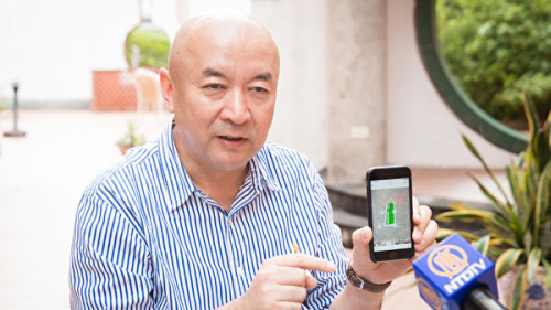 英国维吾尔协会负责人、肿瘤外科医师安华托帝‧博格达亮出手机内的照片，指出新疆某机场出现为特殊旅客、人体器官运输专门开辟的快速通道。
