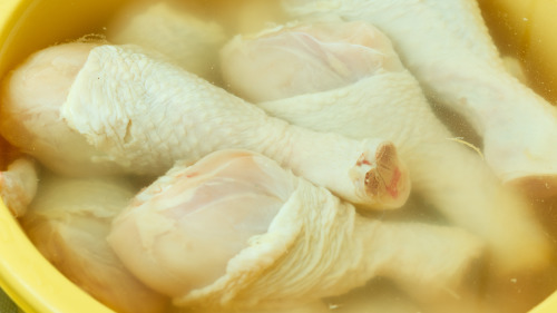 煮鸡肉时，用盐水浸泡一下，不会造成鸡肉水分流失，还能保住鸡肉高达80%汁液，营养又健康!