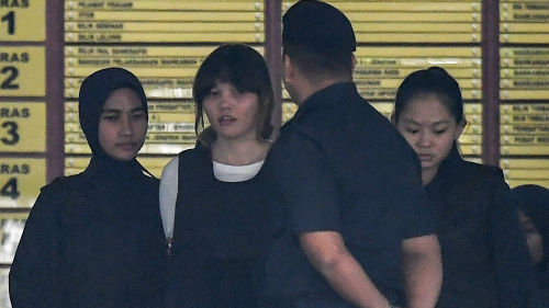 金正男被杀案于2日在马来西亚最高法院开审，两名女犯罪嫌疑人身穿防弹衣出庭。(16:9) 