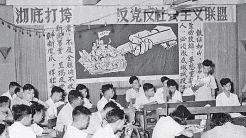 1957年，中共把许多海归知识份子打成“右派”批斗迫害