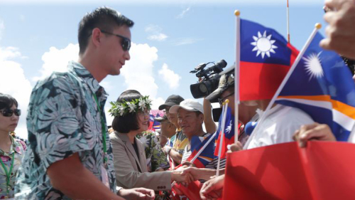 总统蔡英文（左3）台北时间28日展开“永续南岛，携手共好”太平洋友邦之旅，30日抵达马绍尔群岛，与接机民众握手致意。