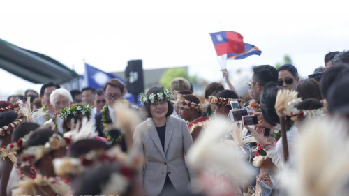 總統蔡英文（中）台北時間28日展開「永續南島，攜手共好」太平洋友邦之旅，30日抵達馬紹爾群島，受到熱烈歡迎。