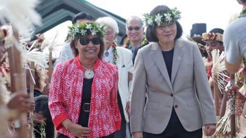 總統蔡英文（前右）30日訪問友邦馬紹爾群島，在機場和馬紹爾第一位女性總統海妮（Hilda C. Heine）（前左）相見歡，兩人一同走在編織的草蓆上接受當地民眾歡迎，別具特色。