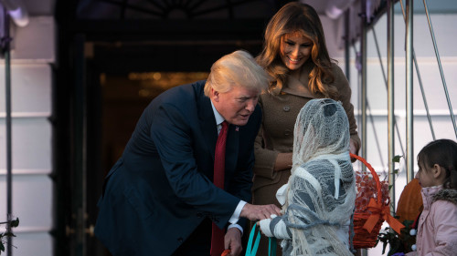 10月30日傍晚，美国总统川普与夫人梅拉尼亚在万圣节前夜，于白宫南草坪迎接前来讨糖果的小“捣蛋鬼”们。(16:9) 