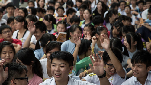 香港教育局疑似对中学中国历史科目课本进行政治审查。今年的教科书送审报告中，包括“中国坚持收回香港主权”、“中国收回香港”、“中共一党专政”等被评为“用字不当，概念不清”，要求书商修改，但没有解释具体原因。