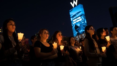 美国赌城拉斯维加斯枪击案过后，民众自发悼念。