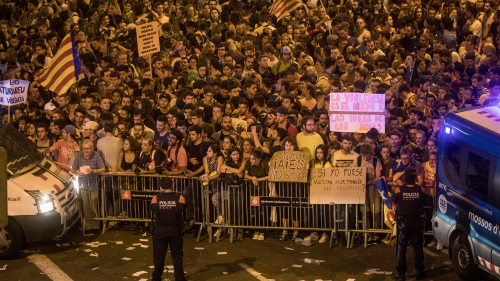 當地時間10月3日數十萬加泰隆尼亞民眾湧上巴塞羅那街頭，抗議西班牙警方在獨立公投時的暴力行徑。(16:9) 