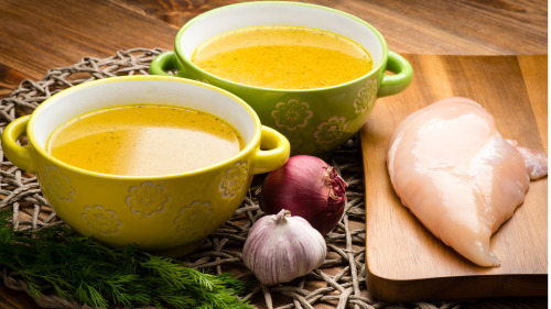 喝碗热腾腾的仔鸡汤能增强体质，预防感冒。