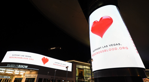 时尚秀购物中心外电子屏幕显示向红十字会献血来支持拉斯维加斯。