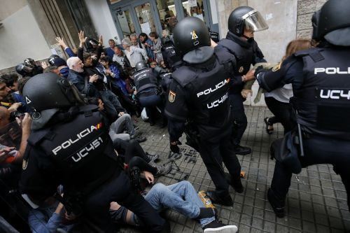 2017年7月1日，西班牙加泰罗尼亚公投期间，大批警察驱赶选民