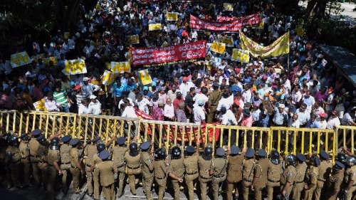 2017年2月1日，斯里蘭卡民眾抗議把科倫坡虧損港口的股份賣給中國。