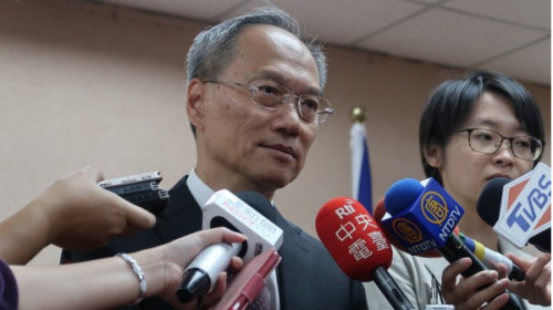 台湾侨委会委员长吴新兴10月5日列席立法院外交国防委员会，会前接受媒体采访。
