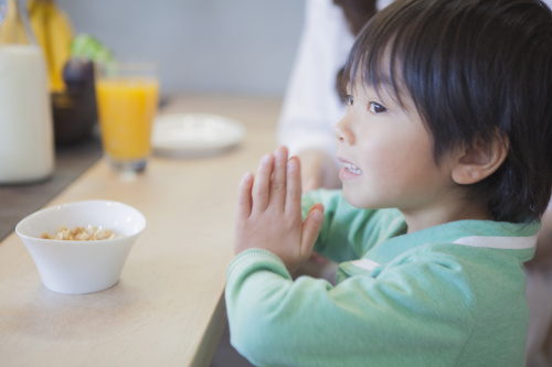 日本國民從小教育：用餐前一定要將雙手合十『感謝賞賜』。