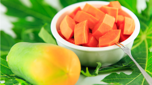 木瓜有助于分解脂肪，减轻胃肠的工作量。