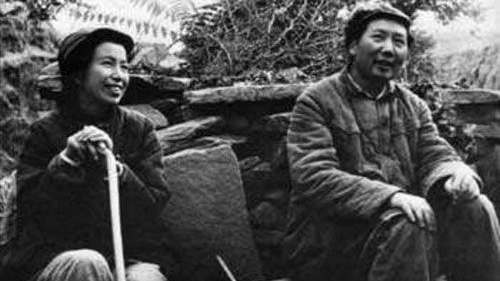 毛泽东和上海滩女演员蓝苹（江青）在陕北。