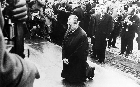 1970年12月7日，联邦德国总理维利･勃兰特在凛冽的寒风中跪在华沙犹太人死难者纪念碑下。