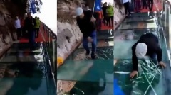 玻璃棧道突「碎裂」導遊跌倒跪爬逃命(圖)
