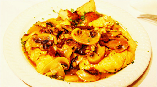 Petti di Pollo alla Marsala（美酒蘑菇炖鸡肉），滋味可口、回味无穷。