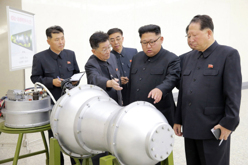 叛逃韓國的前朝鮮駐英國公使太永浩(Thae Yong Ho)透露，金正恩因為內心有極度強烈的「不安全感」，才瘋狂地發展核武器。