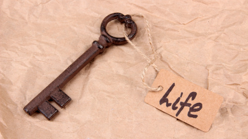 人生有三把鑰匙：接受、改變、離開。