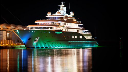 超級富豪的豪華遊艇。
