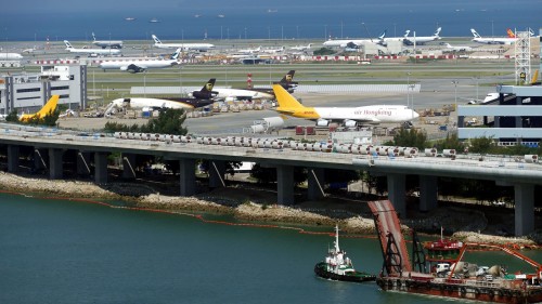 香港机场23日两架班机险相撞酿空难