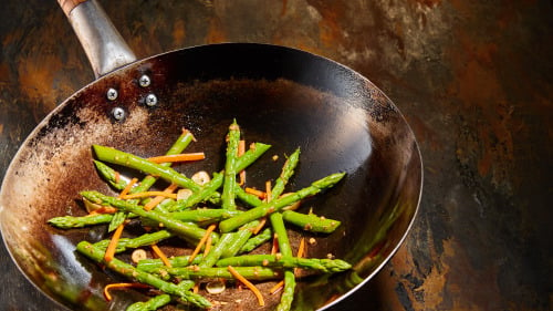用生鏽鍋子炒菜是對身體不好的。