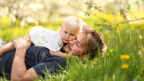 爸爸一定要经常在宝宝的身边，成为宝宝的熟悉面孔，建立能跟宝宝互动的基础。