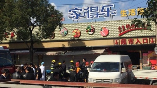 上海超市突倒塌多人被埋致2死