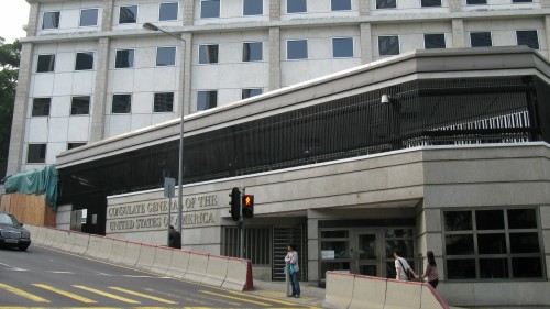 美国驻港澳总领事馆大门被淋黑漆，警方拘捕一名涉嫌“刑事毁坏”的大陆男子。