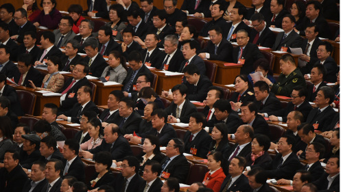 中共官员参加会议。