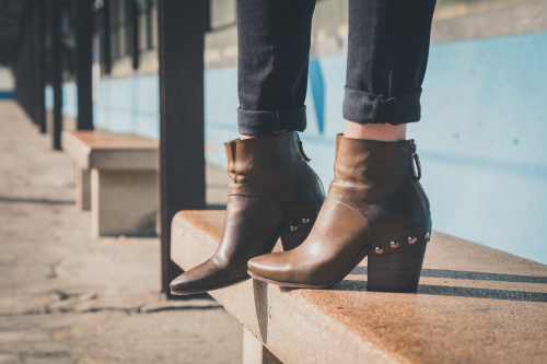 硬挺材质的靴筒适合小腿丰腴的女性。