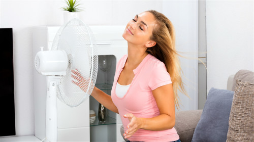 直接对着身体吹电风扇，容易感受风邪而感冒，甚至引发许多疾病。