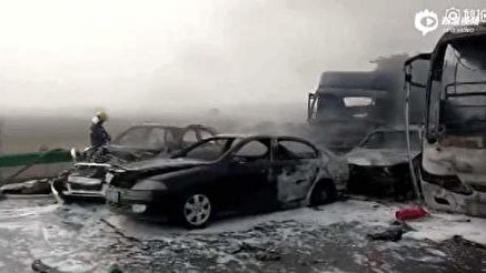 人剩白骨车留支架安徽逾30车惨烈相撞视频/组图