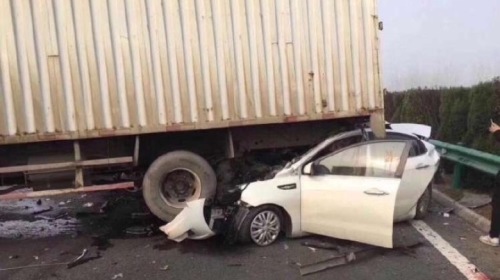 人剩白骨车留支架安徽逾30车惨烈相撞视频/组图