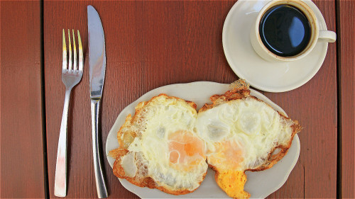 早餐吃鸡蛋能保护肝脏，预防老年痴呆，但吃法错误对身体反而有害。