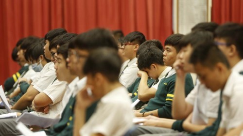 香港中小学引入普通话及简体字教育，有关中共与香港历史的教材也遭到删改