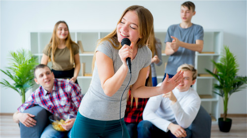 唱歌能够释放有助静心的贺尔蒙，可以抗衰老。