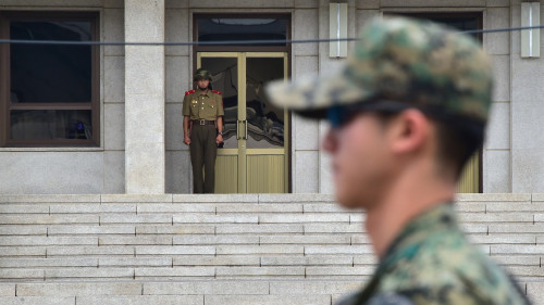 一名朝鲜士兵戏剧性的“韩国逃亡之路”可能会让国际社会对金正恩这个独裁者有更深的认识，该名出逃士兵被爆是朝鲜高官的司机。(16:9) 