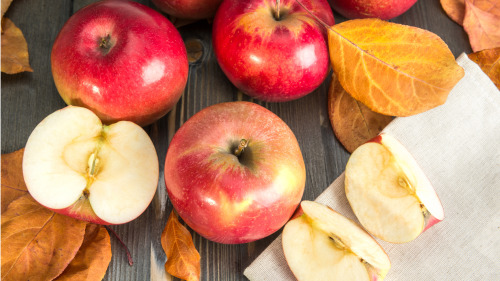 苹果富含果胶、酚酸、黄酮类物质，这些功能性成分有助健康。