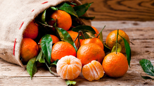 橘子吃過多會引發胡蘿蔔素血症。